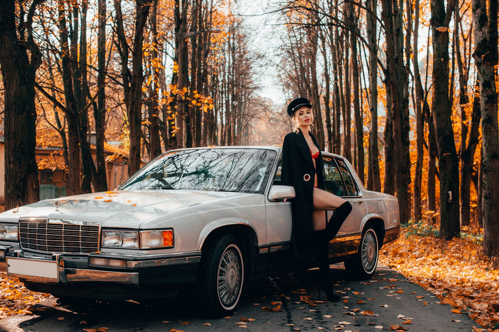 Обои для рабочего стола Девушка в пальто и кепке стоит у авто авто, by ph_mrbrass