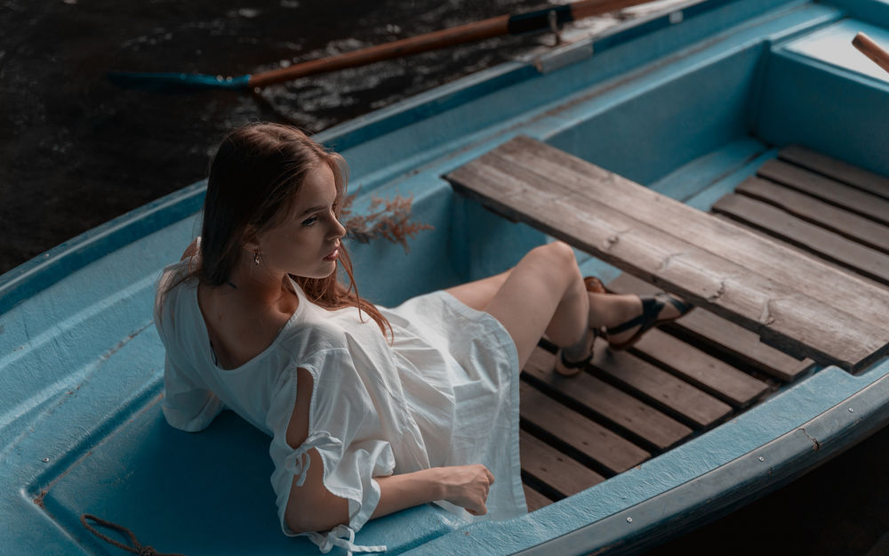 Обои для рабочего стола Модель Таня Белова в лодке, фотограф Milana Ushakova