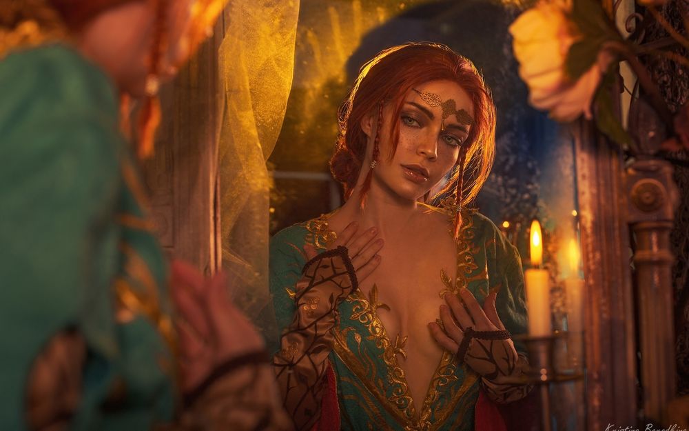 Обои для рабочего стола Модель Екатерина Семадени в образе Triss Merigold стоит перед зеркалом. Фотограф Кристина Бородкина