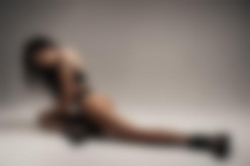 Обои на рабочий стол Девушка Signorina позирует на полу. Фотограф Sergey Vostrikov