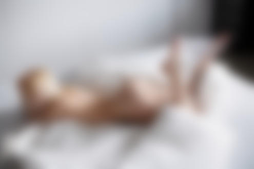 Обои на рабочий стол Модель Люба Меняева позирует на постели, by Raymond Ratshford