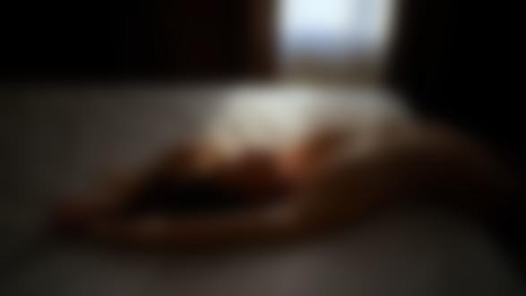 Обои для рабочего стола Модель Арина лежит на кровати, фотограф Асхат Бардынов