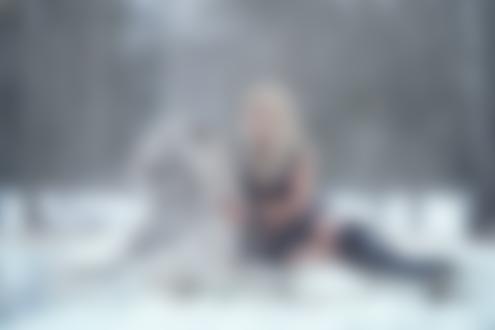 Обои на рабочий стол Девушка сидит рядом с тигром на снегу
