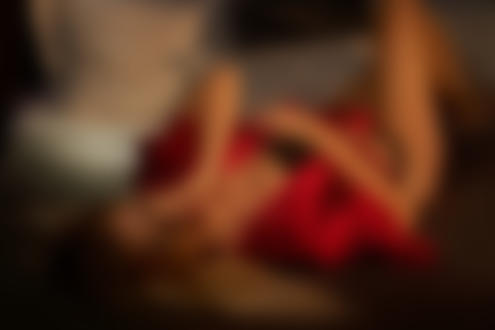 Обои для рабочего стола Модель Моника в красном лежит на постели, фотограф Jоrgen Petersen