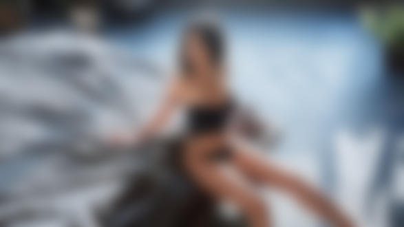 Обои на рабочий стол Девушка Элла в черном нижнем белье сидит на постели. Фотограф Yuriy Demidov