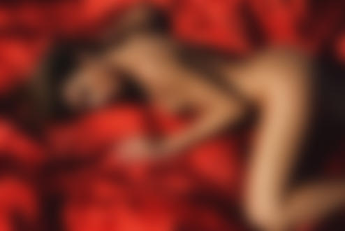 Обои для рабочего стола Модель Chiara Bianchino на красной ткани, by Giovanni Zacche