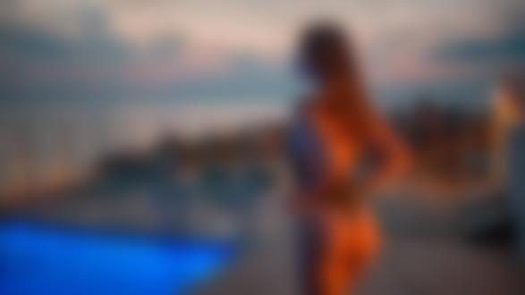 Обои на рабочий стол Модель Julia стоит у бассейна, фотограф Grigoriy Lifin