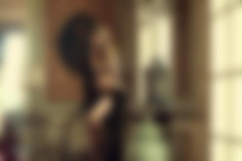 Обои на рабочий стол Модель Astrid Eika нижнем белье и распахнутом халате стоит в комнате, фотограф Henrik Adamsen