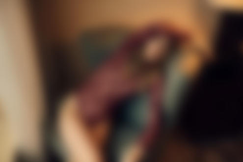 Обои на рабочий стол Модель Astrid Eika сидит в кресле, фотограф Henrik Adamsen