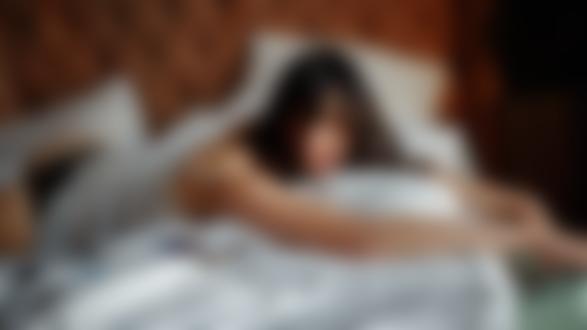 Обои на рабочий стол Модель Мария Волох лежит на постели, фотограф Георгий Чернядьев