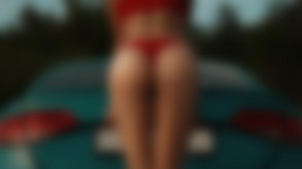 Обои для рабочего стола Модель стоит к нам спиной у авто. Фотограф Колесников Владимир