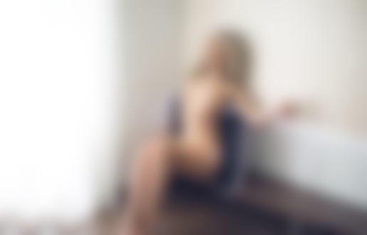 Обои для рабочего стола Модель Дарина Литвинова сидит у стены