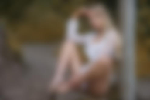 Обои для рабочего стола Девушка - блондинка Emily Singer сидит на камне. Фотограф Jack Russell