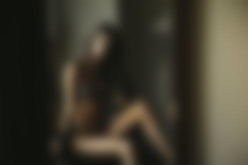 Обои для рабочего стола Модель Bruna Lirio в нижнем белье позирует в комнате