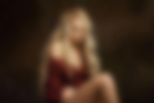 Обои на рабочий стол Модель Мария Попова в плате с глубоким вырезом, фотограф Maxim Maximov