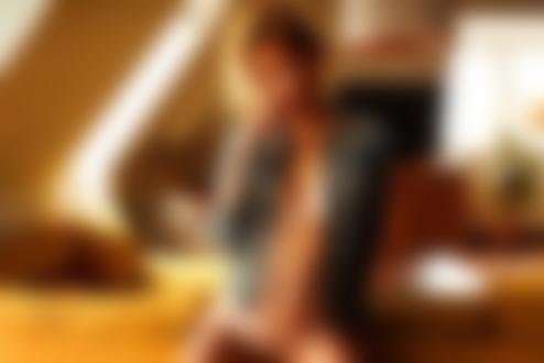 Обои для рабочего стола Модель блондинка Мария в расстегнутой джинсовой куртке и в нижнем белье сидит на диване в комнате, фотограф Miro Hofmann