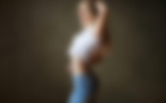 Обои на рабочий стол Модель Karina в джинсах и кофточке, фотограф Dmitry Shulgin