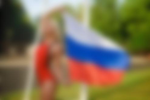 Обои для рабочего стола Девушка в купальнике с российским флагом в руках