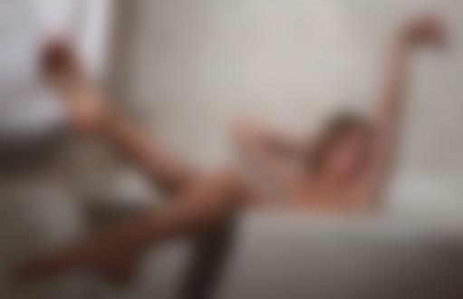 Обои на рабочий стол Голая модель Nora Pace в ванне