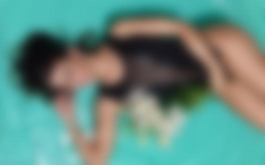 Обои на рабочий стол Девушка Agi c букетом лилий на голубом фоне воды, фотограф Lovagi Milаn