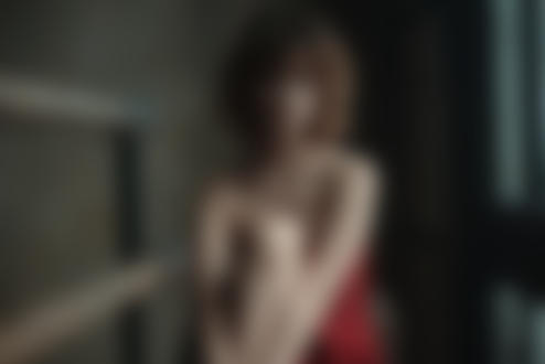 Обои на рабочий стол Модель Катерина сидит, приподняв ножку к себе. Фотограф Дмитрий Левыкин