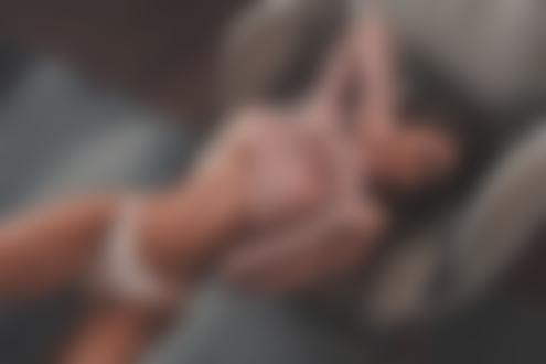 Обои для рабочего стола Девушка в трусиках и свитере позирует на кресле, фотограф Andrew Morozow