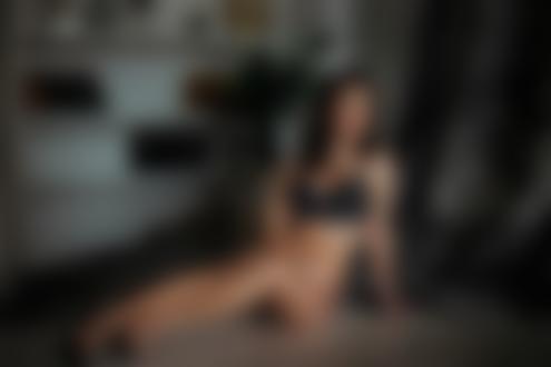 Обои на рабочий стол Девушка в нижнем белье сидит на полу, фотограф Валерия Тейлор