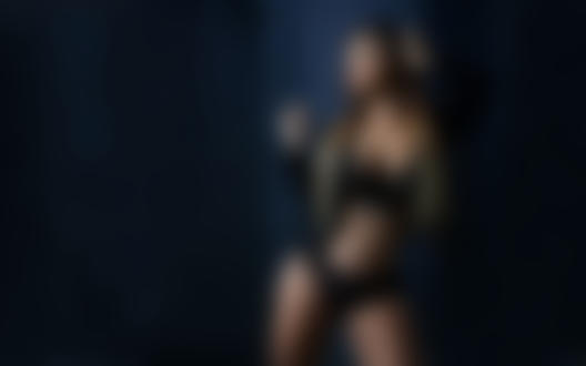 Обои на рабочий стол Девушка в черном нижнем белье и курточке