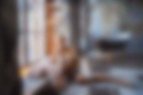 Обои для рабочего стола Модель Екатерина Ширяева сидит на полу у окна. Фотограф Бармина Анастасия