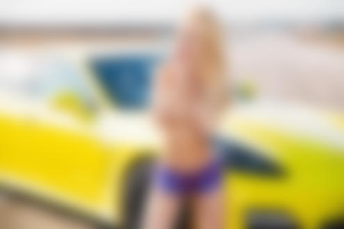 Обои на рабочий стол Mилая модель Катя Котаро в шортах стоит у авто, фотограф Sergey Yakubitskiy