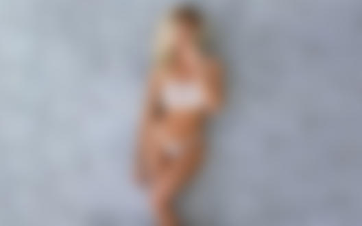 Обои для рабочего стола Модель Nata Lee в белом нижнем белье позирует у стены