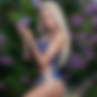 Обои на рабочий стол Модель Екатерина Ширяева стоит у куста сирени, фотограф Евгений Деменев