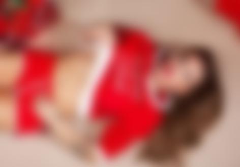 Обои на рабочий стол Девушка в новогоднем наряде лежит на полу