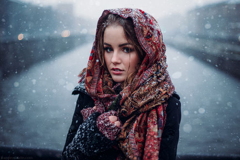 Обои на рабочий стол Модель Julia в цветастом платке под снегопадом, by Ivan Proskurin