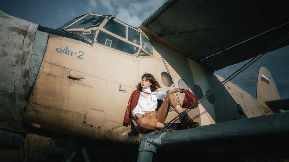 Обои на рабочий стол Модель Анастасия Борис со шлемом в руке на самолете Фотограф Андрей Васильев
