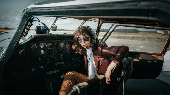 Обои на рабочий стол Модель Анастасия Борис в кабине самолета Фотограф Андрей Васильев