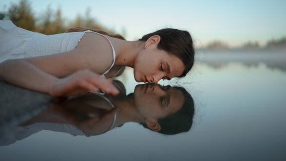 Обои на рабочий стол Модель Ксения Чапкаева и ее отражение в воде, фотограф Асхат Бардынов