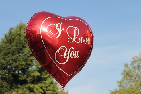 Обои на рабочий стол Большой воздушный красный шар в форме сердечка (A Love You) by pixel2013