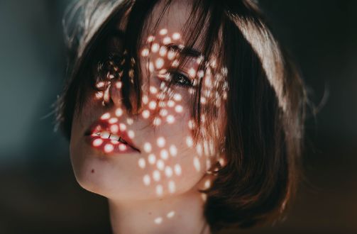 Обои на рабочий стол На лице модели Таисии падающий свет. Фотограф Максим Грачев