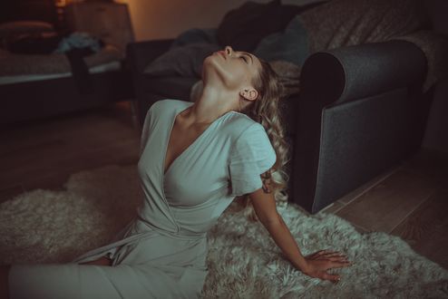 Обои на рабочий стол Девушка сидит на полу. Фотограф Juliana Naidenova