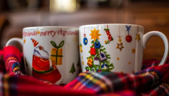 Обои на рабочий стол Две чашки с рисунком новогодней тематики и надписью Christmas Morning / рождественского утра, by Mary Stamataki