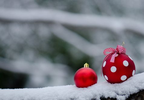 Обои на рабочий стол Елочные игрушки - шары на снегу