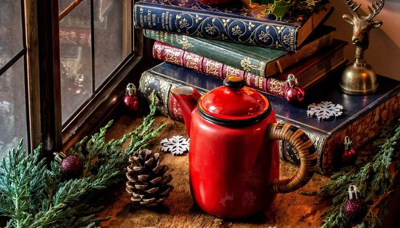 Обои на рабочий стол Красный чайник, шишки, книги, еловые ветки и новогодние украшения на подоконнике