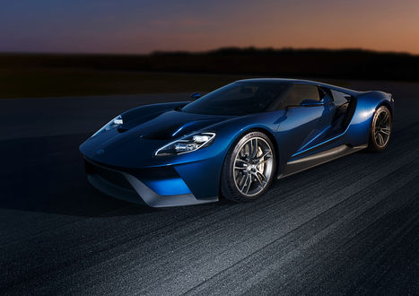 Обои на рабочий стол Ford едет по дороге
