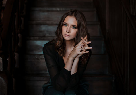 Обои на рабочий стол Модель Диша Шеметова сидит на ступеньках, фотограф Maxim Maximov