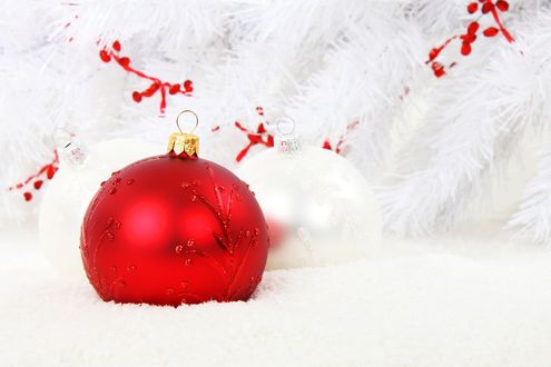 Обои на рабочий стол Новогодние шары на снегу