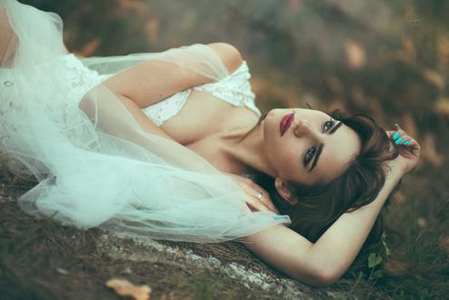Обои на рабочий стол Модель Carmen E. лежит на земле, by Jayma javier