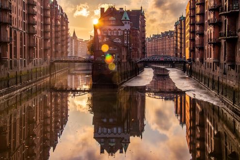 Обои на рабочий стол Дома вдоль каналов в Гамбурге / Hamburg на рассвете, Германия / Germany