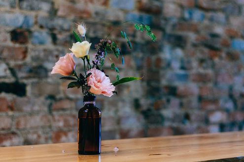 Обои на рабочий стол Розы в пузырьке на столе, by Ian Baldwin
