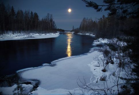 Обои на рабочий стол Луна над зимней рекой, фотограф Петухов Дмитрий
